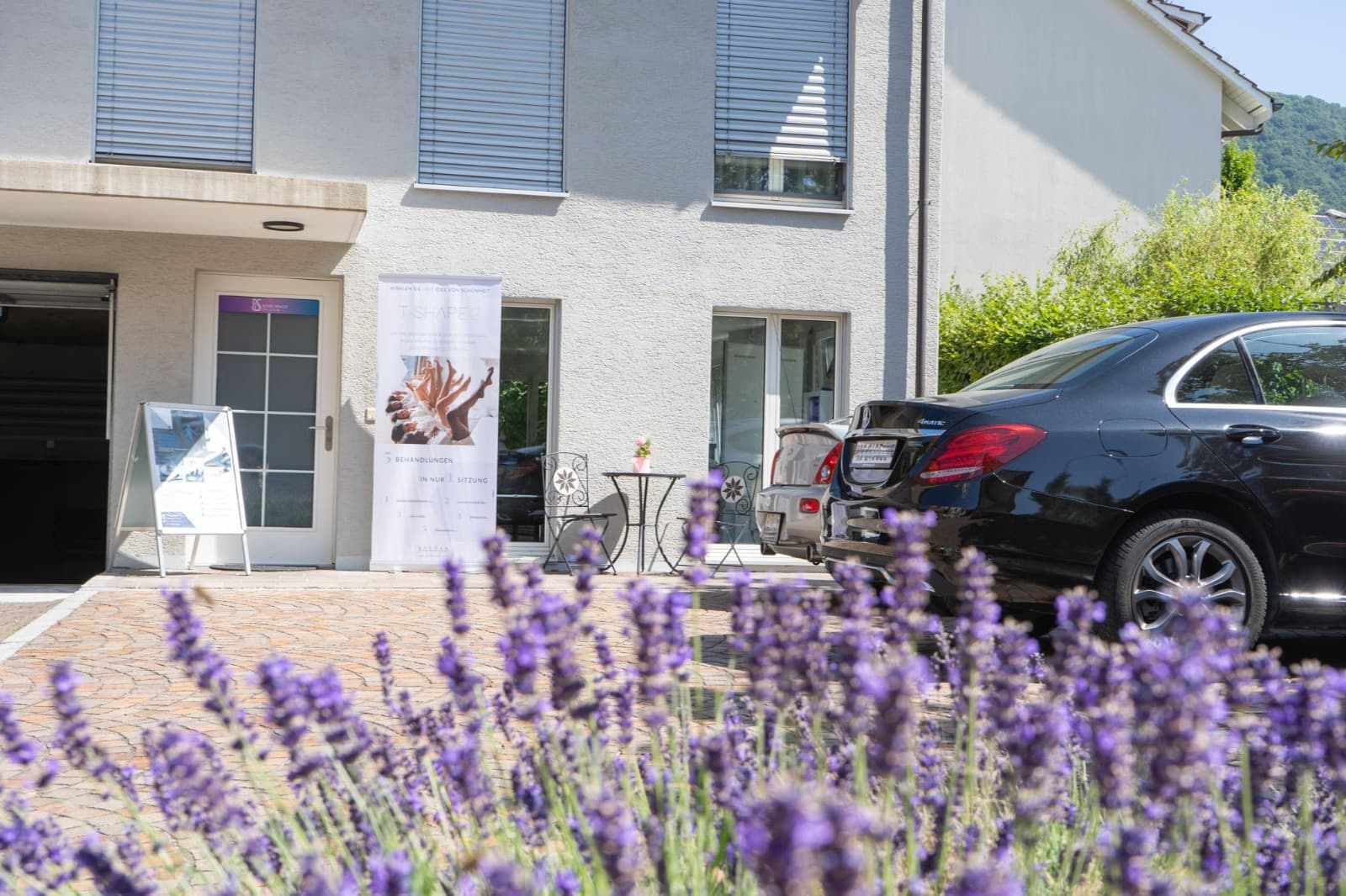 Aussenansicht des Body Space Studios in Wettingen mit Lavendel und Gartenterrasse