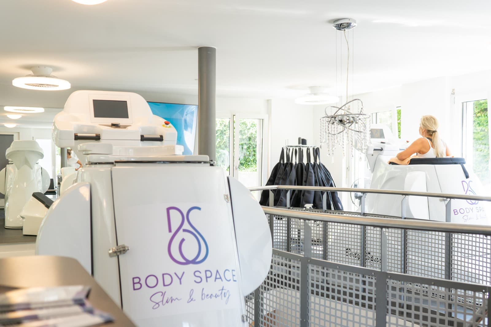 Body Space Galerie mit Behandlungsgeräten und Body-Space-Logo