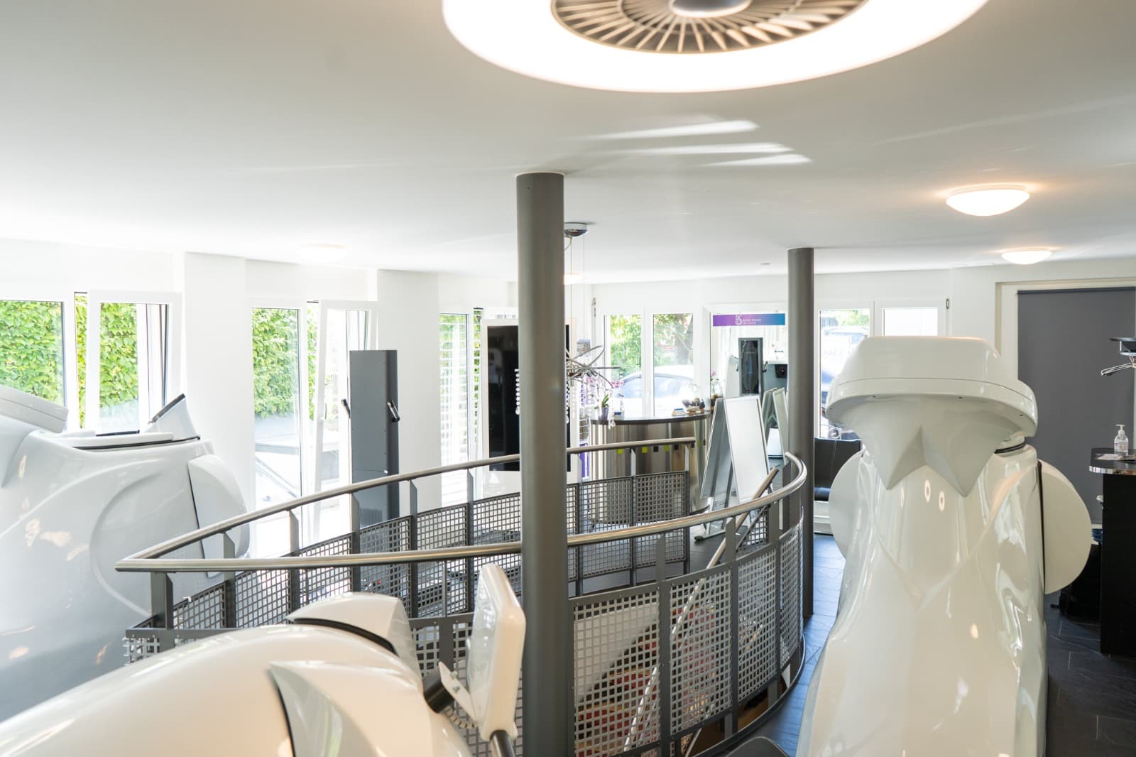 Offene Galerie-Etage mit Behandlungsgeräten und Panoramafenstern
