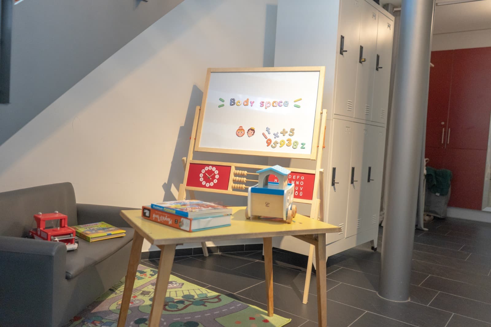 Kinderspielecke mit Maltafel und Spielzeug — bring deine Kleinen mit
