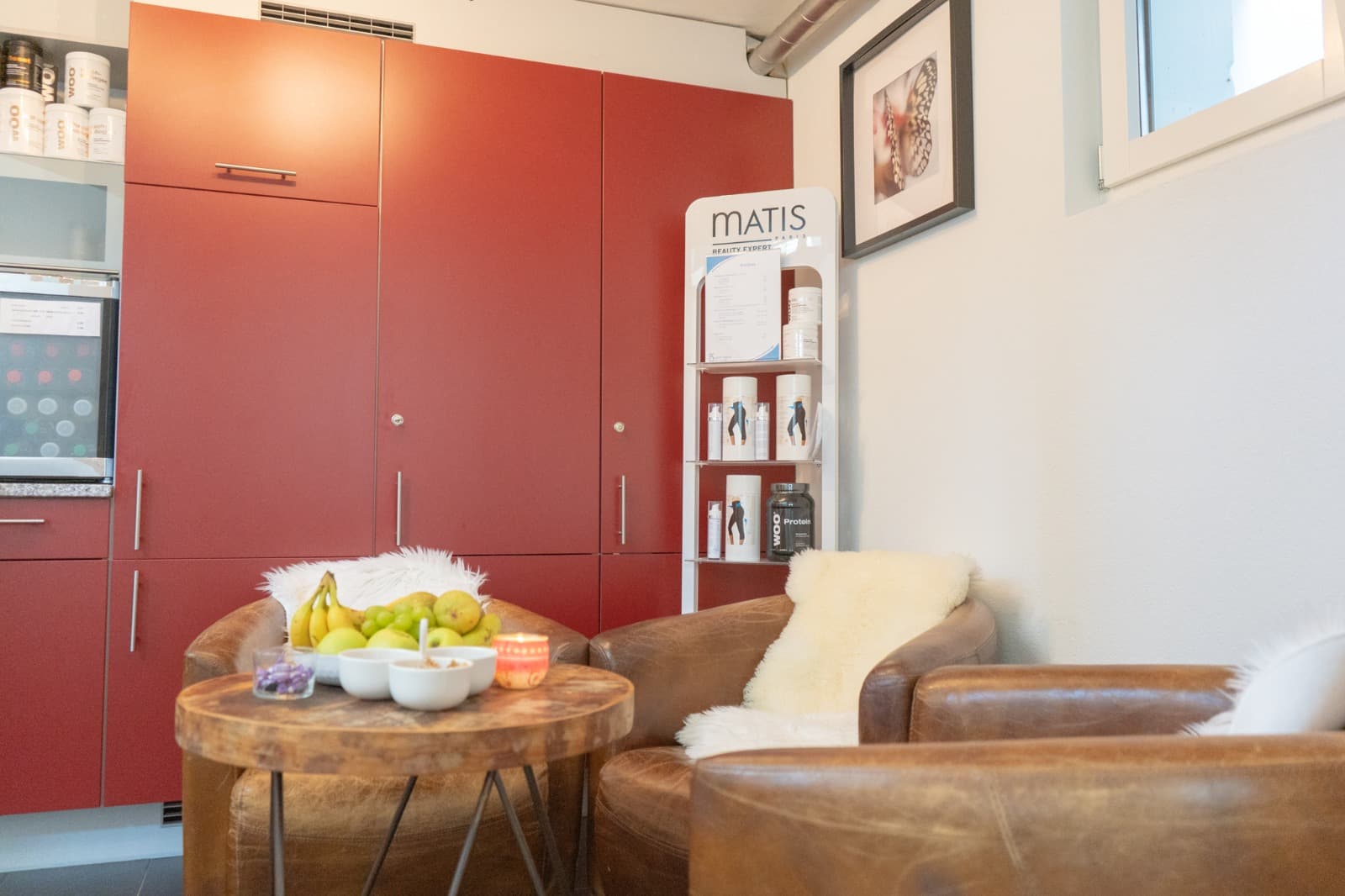 Gemütliche Lounge mit Ledersesseln und Pflegeprodukten von Matis