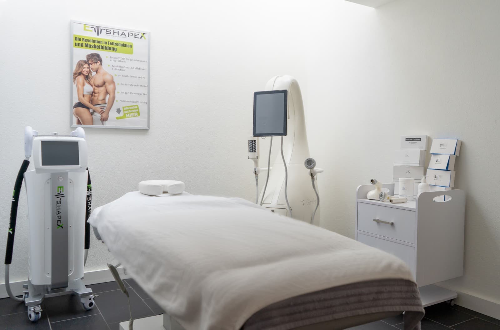 Behandlungsraum mit EMShapeX Gerät für Muskelaufbau und Fettreduktion
